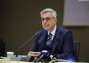 Türkiye’den İran'a 6 TIR ilaç ve tıbbi malzeme yardımı