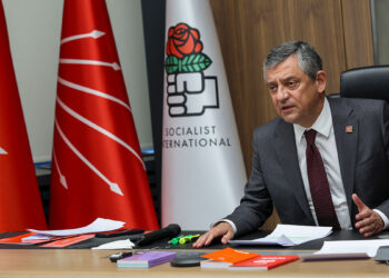 Demokrasi bir ülkeye bombalar yağdırarak ithal edilmez