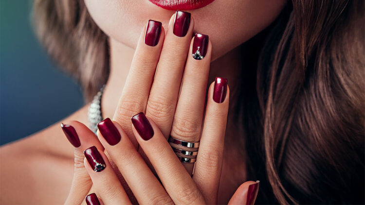 Takma tırnak kullananlar dikkat! Güzellik uğruna sağlığınızı riske atmayın!