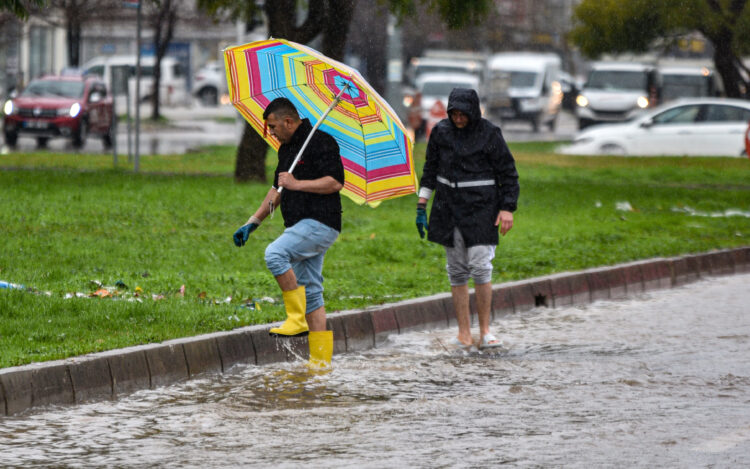 İstanbul Valiliği: 3 günde metrekareye 97 kilogram yağış düştü