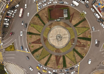 İzmir’in kalbi çiçek açtı