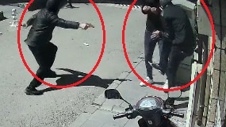 2 kişiye tabancayla ateş edip kaçtı; o anlar kamerada