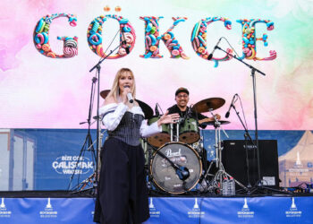 23 Nisan coşkusu İzmir'i sardı; Gökçe konseri büyük ilgi gördü