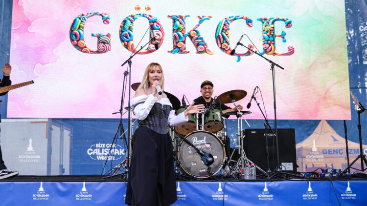 23 Nisan coşkusu İzmir'i sardı; Gökçe konseri büyük ilgi gördü