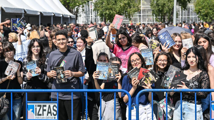 İZKİTAP’ta edebiyat şöleni yaşanıyor
