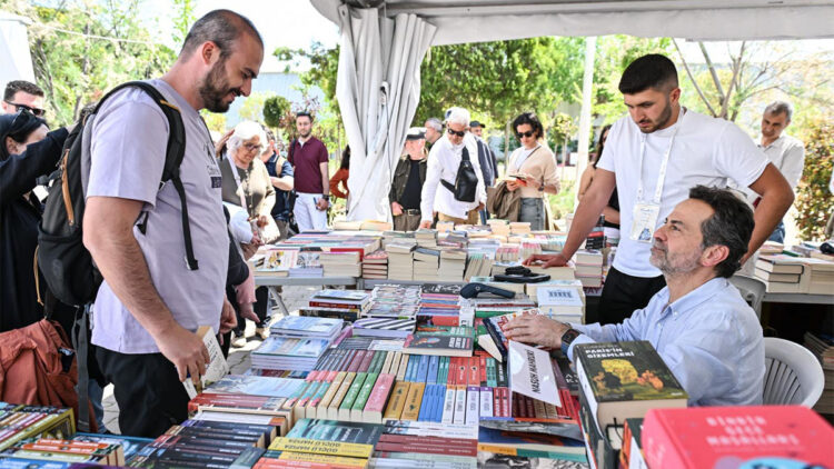 İzmir’de edebiyatın kalbi Kültürpark’ta attı