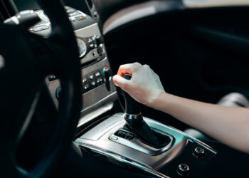 Otomatik vitesli araç kullanırken yapılan en büyük hatalar nelerdir?