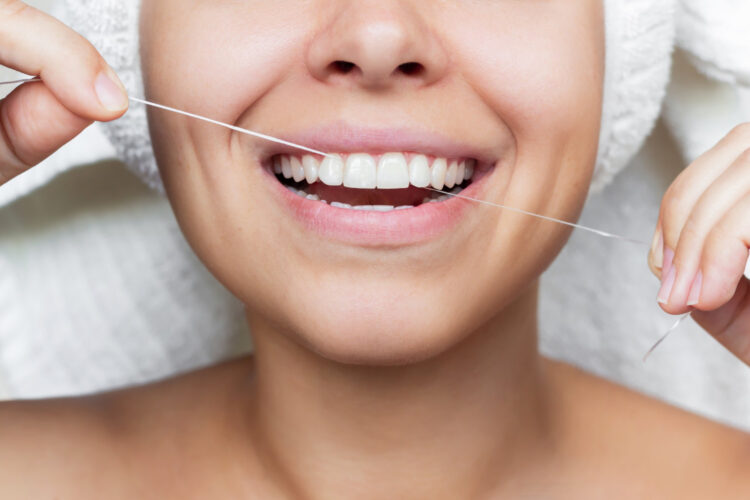 Diş ipi kullanımı ve ağız sağlığı: Doğru sıralama ve öneriler