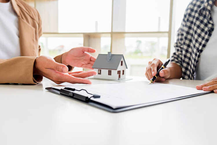 Ev kiralarken veya kira sözleşmesi imzalarken dikkat edilmesi gereken hukuki detaylar nelerdir?