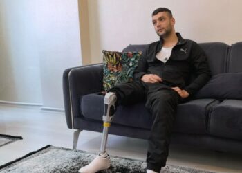 Bursa’da motosikletiyle geçirdiği kazada parçalanan sağ bacağı ampute edilen Akın İşik (25) (Fotoğrafta) hayırseverlerin bağışlarıyla yaptırılan 450 bin liralık protez bacağıyla yeniden yürümeye başladı. Fotoğraf: İnegöl (Bursa), (DHA)