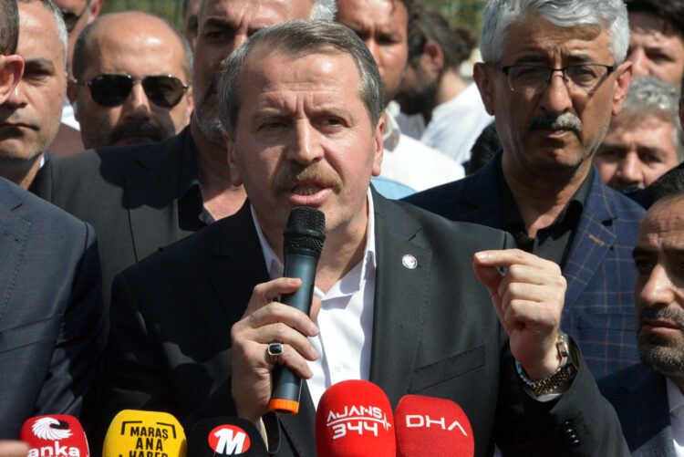 Memur-Sen ve Eğitim Bir-Sen Genel Başkanı Ali Yalçın, Kahramanmaraş’ta 9 kişinin ölümüyle sonuçlanan silahlı saldırının yaşandığı Ayser Çalık Ortaokulu’nda açıklama yaptı. Fotoğraf: Ömer KOÇ/KAHRAMANMARA