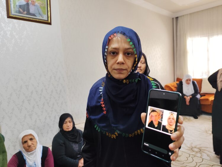 Batman'da kan davası nedeniyle öldürülen Aynur Karadaş ve oğlu Dücane Karadaş'ın kızı Mizgin Karadaş, (Fotoğrafta) cinayetin azmettiricilerinin de en ağır cezayı almasını isteyerek adalet çağrısında bulundu. Fotoğraf:MARDİN, (DHA)