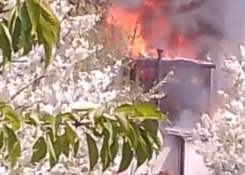 Amasya'da 2 katlı ev ve depo alev alev yandı