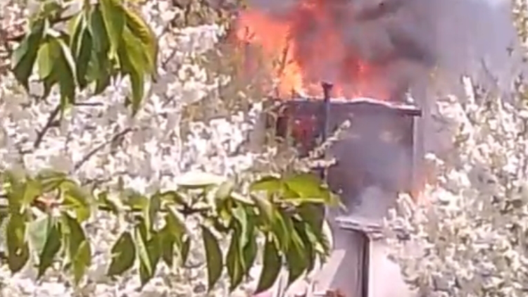 Amasya'da 2 katlı ev ve depo alev alev yandı