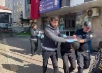 Bağcılar’da bıçaklı kavga sırasında olaya müdahale eden iki polis memuru yaralandı. Olayın ardından gözaltına alınan 3 şüpheli adliyeye sevk edildi. (DHA)