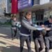 Bağcılar’da bıçaklı kavga sırasında olaya müdahale eden iki polis memuru yaralandı. Olayın ardından gözaltına alınan 3 şüpheli adliyeye sevk edildi. (DHA)