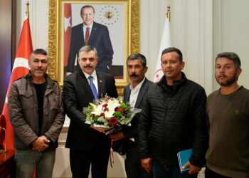 Maden işçileri, 17 gündür devam eden eylemlerinin firmanın alacaklarını ödemesiyle son bulmasında katkılarından dolayı İçişleri Bakanı Mustafa Çiftçi’ye teşekkür ziyaretinde bulundu. Fotoğraf: Ankara, (DHA)