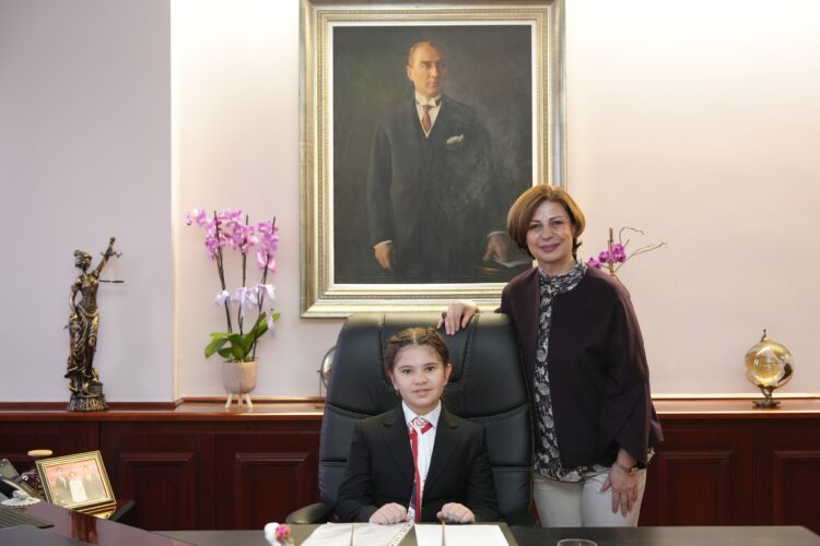 Ayşe Ünlüce koltuğunu Ece Akkan’a devretti