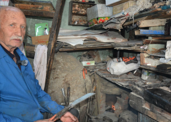 Bıçak ustası, yarım asrı aşkın süredir örs başında çelik dövüyor