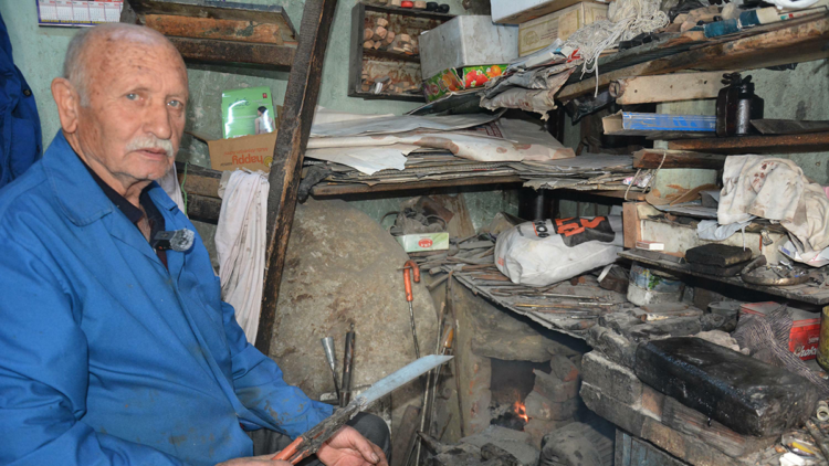 Bıçak ustası, yarım asrı aşkın süredir örs başında çelik dövüyor