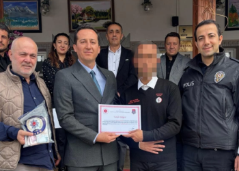 Bulduğu parayı sahibine teslim eden hükümlü garsona, takdir belgesi verildi