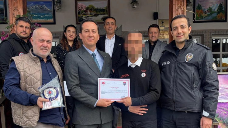 Bulduğu parayı sahibine teslim eden hükümlü garsona, takdir belgesi verildi