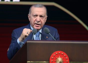 CHP Genel Başkanı skandallarla meşgul olsun