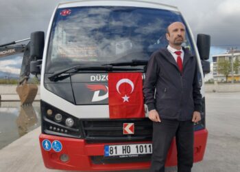 Düzce'de halk otobüsü şoförü Cemalettin Bozkurt(Fotoğraftaki), durakta fenalaştığını gördüğü genç kızı araca alarak güzergahından çıkarak hastaneye götürdü. O anlar halk otobüsünün kamerasına yansıdı. Fotoğraf: Düzce,(DHA)