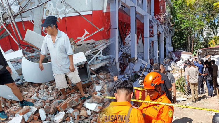 Endonezya açıklarında 7.4 büyüklüğünde deprem