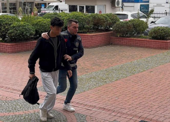 Ehliyet sınavı için kopya düzeneği kuranlara suçüstü; 5 gözaltı