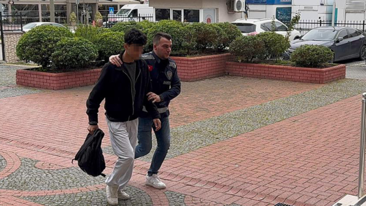 Ehliyet sınavı için kopya düzeneği kuranlara suçüstü; 5 gözaltı