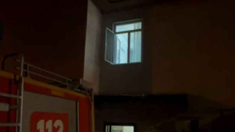 Elektrikli sobadan çıkan yangında anne ile 6 aylık bebeği dumandan etkilendi