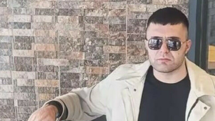 Evinde uyurken balkondan giren kişi tarafından öldürüldü