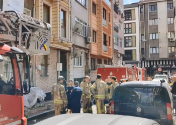Fatih'te yangın çıkan binanın 3. katından atlayan kişi ağır yaralandı