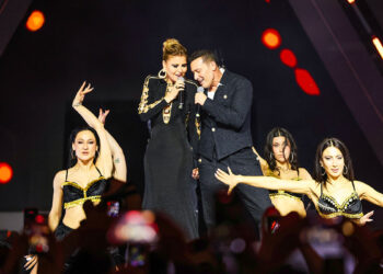 Gülben Ergen ve Mustafa Sandal’dan sahnede sürpriz düet