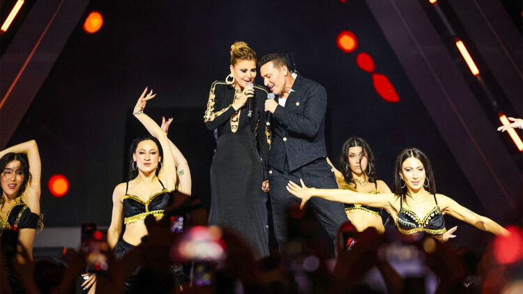 Gülben Ergen ve Mustafa Sandal’dan sahnede sürpriz düet