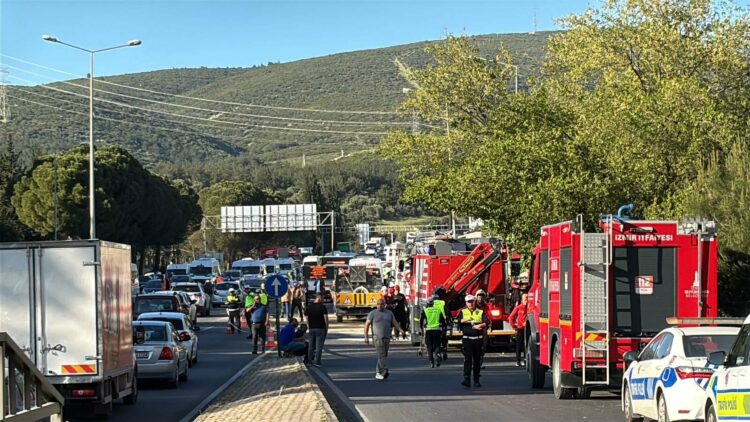 İzmir'de freni boşalan TIR, 9 araca çarptı: 3 ölü, 1’si polis 4 yaralı