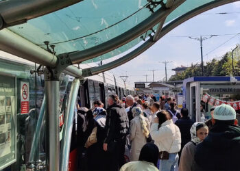 Bağcılar Tramvay Hattı'nda yaşanan arıza nedeniyle seferler aksadı; yolcular raylarda yürüdü