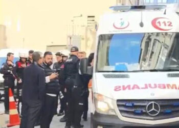 Kağıthane'de parkta uyardığı gençlerin saldırdığı polis ateş açtı, kaldırımdaki berber vuruldu