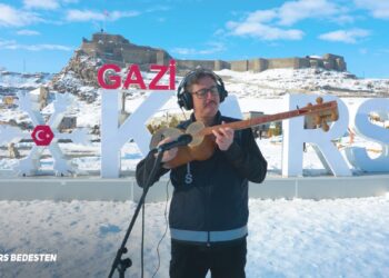 Kars Emniyet Müdürlüğü personelin, kentin tarihi ve kültürel mekanlarında enstrüman çalıp türkü söyledi. Fotoğraf: Kars, (DHA)