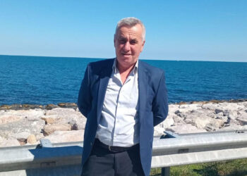 Kestiği ağacın altında kalıp, yaralandı