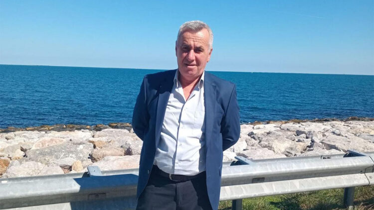 Kestiği ağacın altında kalıp, yaralandı