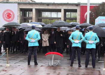 Numan Kurtulmuş, TBMM'deki Atatürk Anıtı'na çelenk bıraktı