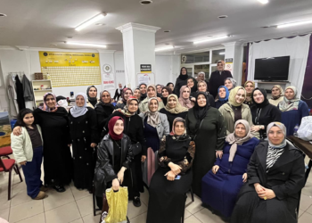Kadın muhtar seçim vaadini yerine getirdi, kadınlar kahveye erkekler eve gitti
