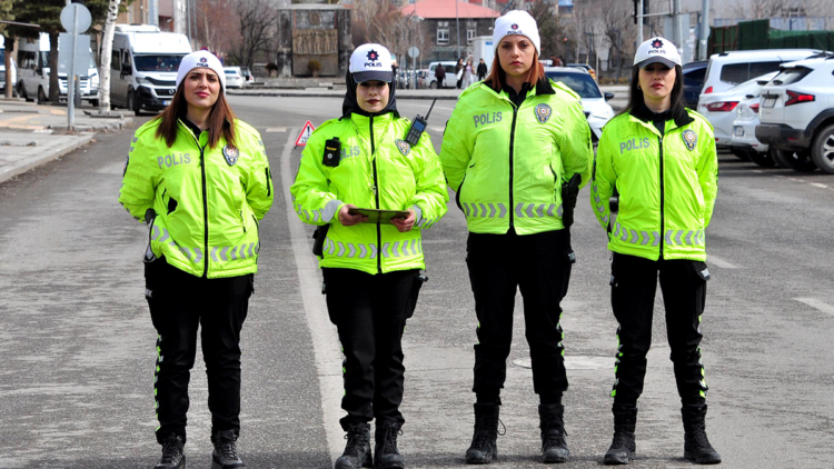 Kars trafiği, kadın polislere emanet