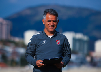 Karşıyaka play-offa bileniyor