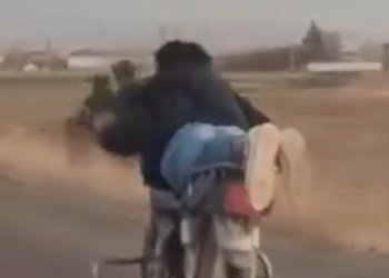 Motosikleti yüzüstü yatarak kullanan sürücüye 88 bin TL ceza