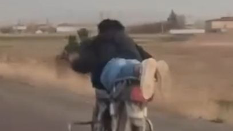 Motosikleti yüzüstü yatarak kullanan sürücüye 88 bin TL ceza