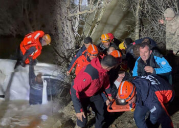Nehre uçan araçta mahsur kalan sürücü, ekipler tarafından halatla kurtarıldı