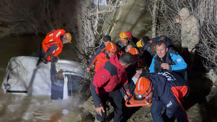 Nehre uçan araçta mahsur kalan sürücü, ekipler tarafından halatla kurtarıldı